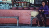 Belum modern seperti sekarang, warung makan di Bali pada tahun 1995 ini masih begitu sederhana. Terlihat dari bakul-bakul yang ditumpuk sebagai wadah makanannya. Foto: Instagram/perfectlifeid