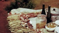 Sejak tahun 1956, sate kambing sudah populer sebagai kudapan yang dijajakan secara kaki lima. Para penjualnya bahkan tampak bergotong royong menusukan potongan daging pada sebilah bambu. Foto: Instagram/perfectlifeid