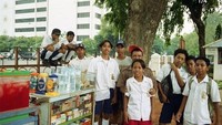 Tidak jauh berbeda dengan masa kini, kebiasaan bermain setelah pulang sekolah juga banyak dilakukan di masa lampau. Foto yang diambil tahun 1992 ini menampilkan para siswa yang sedang mampir ke warung usai pulang sekolah. Foto: Instagram/perfectlifeid