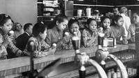 Pada tahun 1952 ada beberapa penari Bali yang dibawa ke Amerika Serikat untuk mengenalkan budaya gamelan Bali. Disela-sela misi mulianya, mereka sempat diabadikan saat makan es krim bersama. Foto: Instagram/perfectlifeid