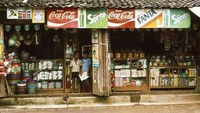 Masih hadir hingga sekarang warung kelontong seolah menjadi jawaban bagi berbagai kebutuhan masyarakat. Sejak tahun 1980 bahkan sudah ada toko kelontong sebesar ini yang lengkap dengan berbagai jajanan anak-anak. Foto: Instagram/perfectlifeid