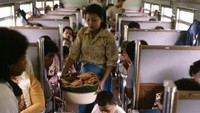 Jauh sebelum ditertibkan, di masa lampau banyak pedagang makanan kaki lima yang boleh masuk ke dalam kereta dan menajajkan makanan. Salah satunya seperti penjual gorengan di kawasan Malangbong, Jawa Barat. Foto: Instagram/perfectlifeid