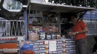 Tidak hanya warung kelontong besar, pada tahun 1986 ada juga warung kelontong kecil-kecilan di sudut perumahan warga. Bahkan terlihat pemilik warung yang sedang asyik menjaga warung miliknya. Foto: Instagram/perfectlifeid