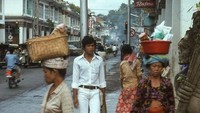 Minimnya alat transportasi untuk membawa barang membuat banyak penjual makanan masih melakukan cara-cara tradisional. Salah satunya yang masih identik hingga hari ini adalah membawa makanan yang dijual di atas kepala. Foto: Instagram/perfectlifeid