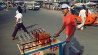 Sebelum kafe-kafe kini berkembang pesat, dulu untuk mendapatkan minuman segar masyarakat Jakarta hanya butuh menunggu di tepi jalan saja. Pada tahun 1985 sempat diabadikan penjual es limun yang masih menjajakan minuman dengan gerobaknya. Foto: Instagram/perfectlifeid