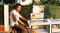 Berbeda dengan zaman sekarang, roti di masa lampau dijajakan dengan gerobak sepeda. Roti yang satu ini bermerek Roti Laena. Foto ini konon diambil pada tahun 1995 di kawasan Pasar Minggu, Jakarta Selatan. Foto: Instagram/perfectlifeid