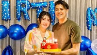 Via Vallen dan Chevra memang selalu tampil hangat dan romantis. Keduanya bahkan merayakan ulang tahun bersama dengan hiasan yang menggemaskan. Foto: Instagram/viavallen