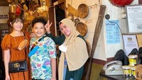 Tak hanya bersama kekasih, Via Vallen juga sering mengajak keluarganya untuk kulineran bersama. Mengajak adiknya ke restoran yang bernuansa rumah jadul, Via Vallen tampak bahagia. Foto: Instagram/viavallen
