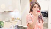Memiliki jadwal yang padat juga membuat Via Vallen begitu perhatian pada kesehatannya. Mengonsumsi suplemen untuk menjaga imunitasnya rutin dilakukan setiap hari. Foto: Instagram/viavallen