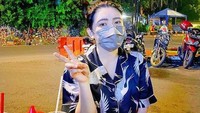 Walaupun begitu populer dan punya banyak penggemar, Via Vallen tidak sungkan untuk makan di kaki lima. Dirinya sempat terlihat memesan nasi goreng pinggir jalan dengan piyamanya. Foto: Instagram/viavallen