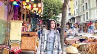Pergi ke luar negeri juga menjadi kesempatan Via Vallen untuk mencicipi kuliner yang unik. Salah satunya ketika ia pergi ke Turki dan memanfaatkan waktu untuk sekadar menyambangi kawasan kuliner di Istanbul yang indah. Foto: Instagram/viavallen