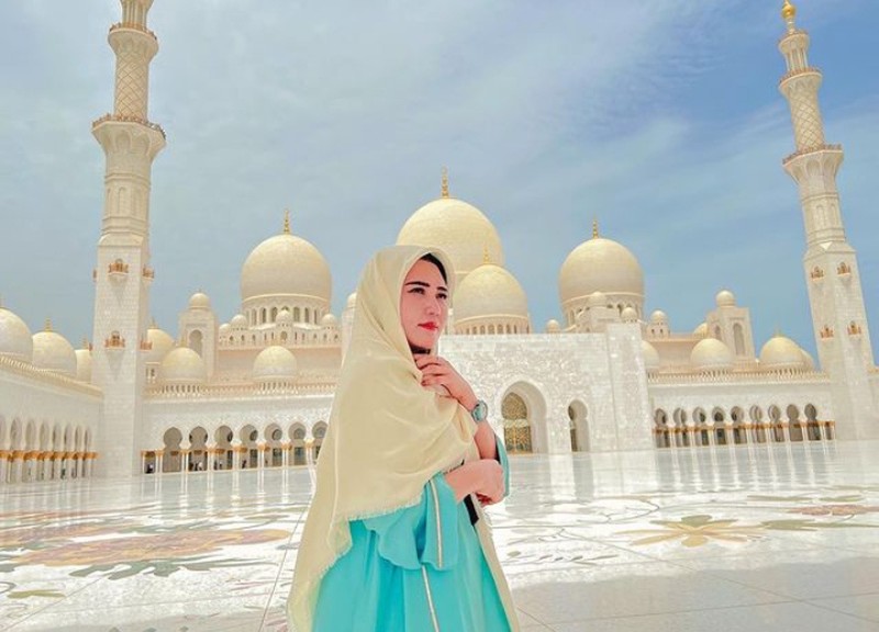 Romantis! Momen Kulineran Via Vallen Bersama Chevra Yolandi