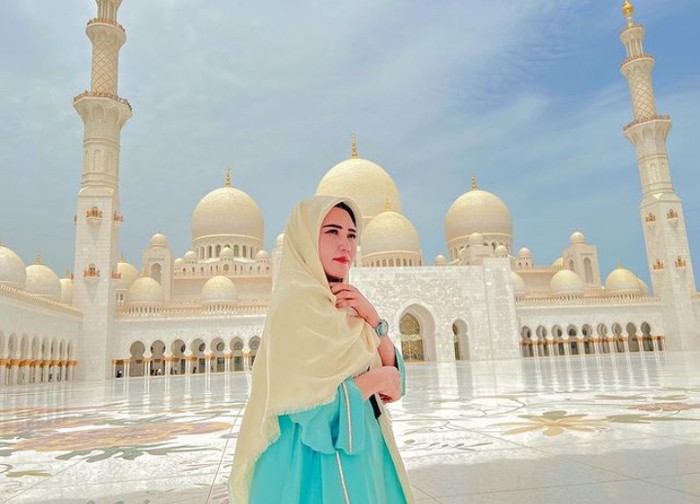 Galeri Via Vallen Romantis! Momen Kulineran Via Vallen Bersama Chevra Yolandi