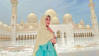 Penyanyi dangdut wanita Via Vallen dikenal dengan alunan suara merdu dan lagunya yang populer. Kini dirinya membagikan kabar bahagia bersama kekasihnya. Foto: Instagram/viavallen