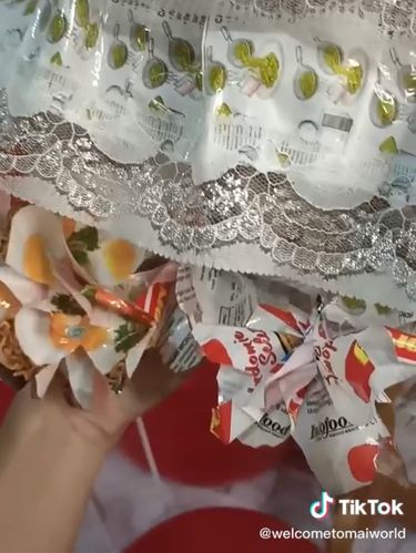 Gaun dari Bungkus Indomie Viral gaun dari bungkus Indomie Goreng.