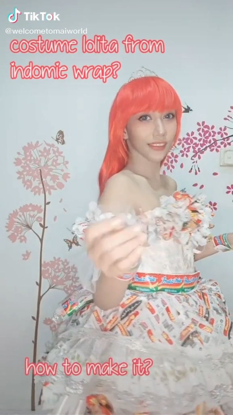 Gaun dari Bungkus Indomie Viral gaun dari bungkus Indomie Goreng.