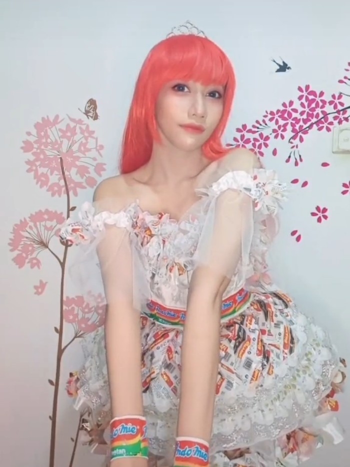 Viral gaun dari bungkus Indomie Goreng.