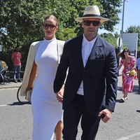 Final Wimbledon dimanfaatkan pasangan selebriti Jason Statham dan Rosie Huntington Whiteley untuk berkencan. Rosie tampil elegan dengan gaun putih dan blazer yang disampirkan di bahu. Sementar itu, Jason menyelaraskannya dengan polo shirt putih yang dipadu blazer navy dan celana panjang senada. Tidak ketinggalan topi panama dan kacamata hitam. (Foto: GC Images/Neil Mockford)