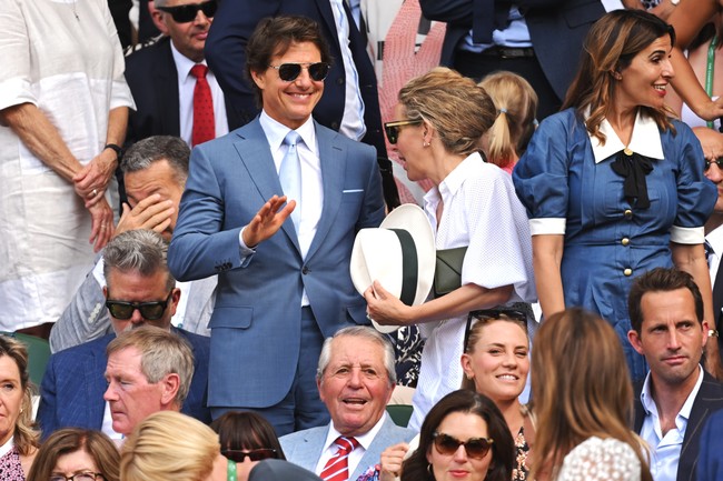 Begitu pula dengan Tom Cruise. Cuaca musim panas London yang menyengat tak menghalangi untuk bersolek dengan jas lengkap. (Foto: WireImage/Karwai Tang)