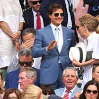 Begitu pula dengan Tom Cruise. Cuaca musim panas London yang menyengat tak menghalangi untuk bersolek dengan jas lengkap. (Foto: WireImage/Karwai Tang)