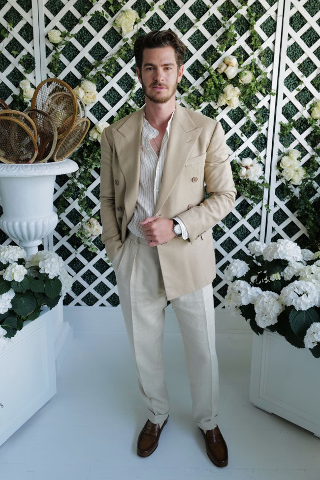 Para selebriti dunia muncul pada hari terakhir Wimbledon, tepatnya saat final tunggal putra, Minggu (10/7/2022). Salah satunya aktor Andrew Garfield yang tampil smart-casual dengan padanan blazer coklat dan kemeja linen senada, serta sepasang loafers. (Foto: WireImage for Ralph Lauren/Darren Gerrish)