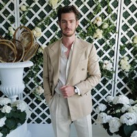Para selebriti dunia muncul pada hari terakhir Wimbledon, tepatnya saat final tunggal putra, Minggu (10/7/2022). Salah satunya aktor Andrew Garfield yang tampil smart-casual dengan padanan blazer coklat dan kemeja linen senada, serta sepasang loafers. (Foto: WireImage for Ralph Lauren/Darren Gerrish)