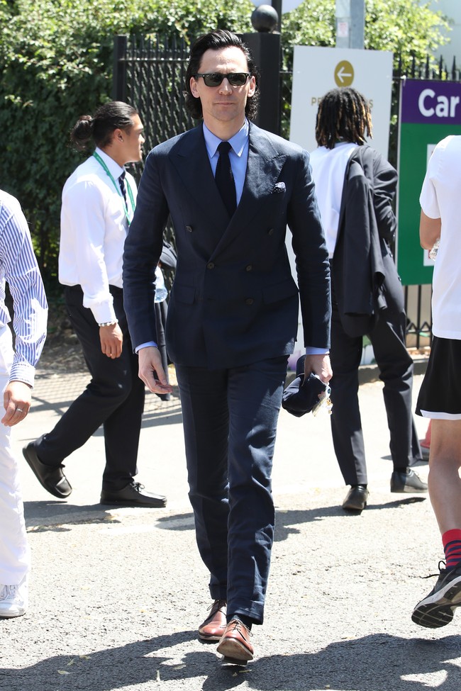Aktor Tom Hiddleston tampilan yang lebih formal. Setelan lengkap dengan jas dan dasi menjadi andalan bintang Loki tersebut. (Foto: GC Images/Neil Mockford)