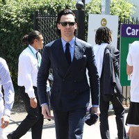 Aktor Tom Hiddleston tampilan yang lebih formal. Setelan lengkap dengan jas dan dasi menjadi andalan bintang Loki tersebut. (Foto: GC Images/Neil Mockford)