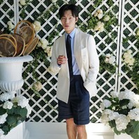 Tidak ketinggalan aktor Ryu Jun-yeol yang bergaya dandy dengan kombinasi kemeja jas dan celana pendek. (Foto: WireImage for Ralph Lauren/Darren Gerrish)