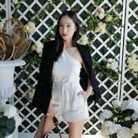 Penyanyi Amerika Serikat berdarah Korea Krystal Jung juga hadir di Wimbledon 2022. Ia tampil stylish dalam balutan atasan berbahu asimetris dan celana penk putih yang dipadu jas dan boots hitam, sertas tas beraksen belt bucket. Semuanya koleksi Ralph Lauren. (Foto: WireImage for Ralph Lauren/Darren Gerrish)