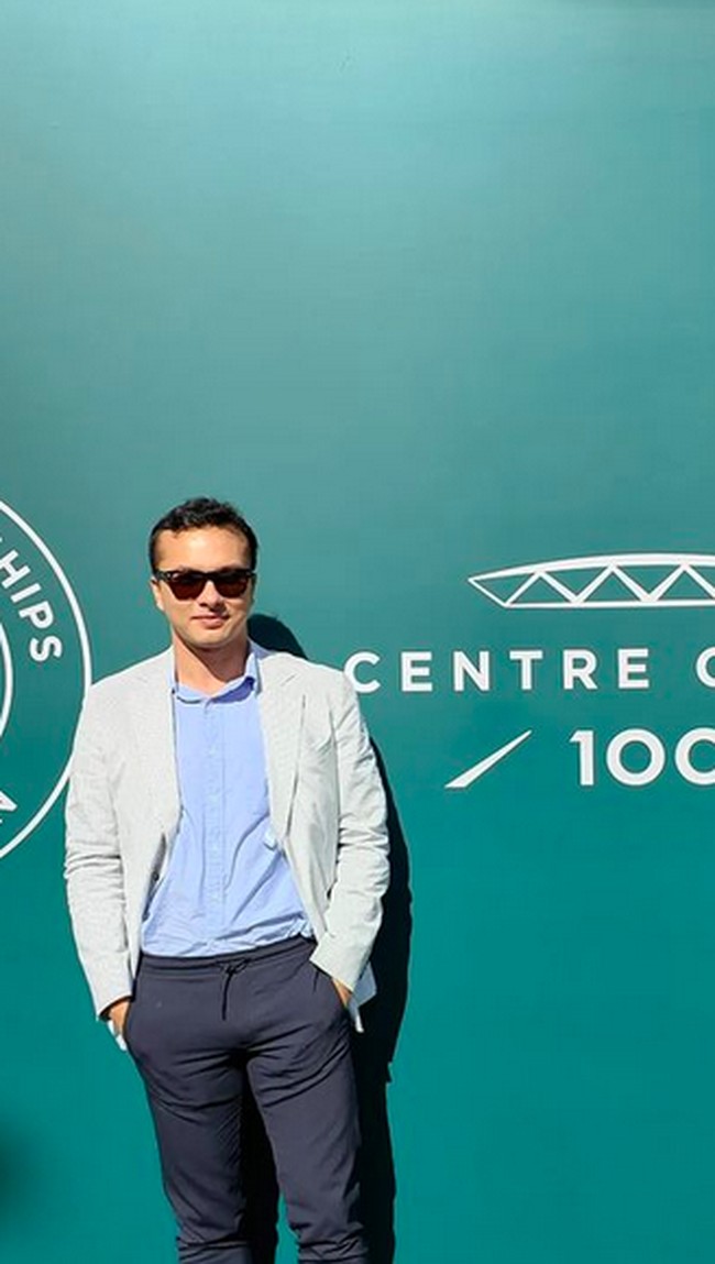 Dari Indonesia, ada Nicholas Saputra. Bintang Ada Apa dengan Cinta? itu tampil smart-casual dengan kombinasi kemeja biru yang dibungkus blazer abu-abu motif garis, serta celana panjang gelap. Tidak ketinggalan kacamata hitam untuk menghadang panas. (Foto: Instagram/@christorungkat)