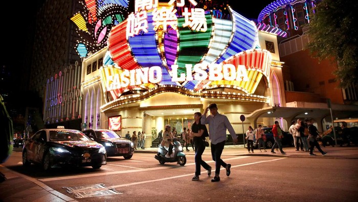 Gegara COVID-19, Semua Rumah Judi di Makau Tutup! FILE PHOTO: People walk in front of Casino Lisboa in Macau, China December 21, 2019. REUTERS/Jason Lee/File Photo