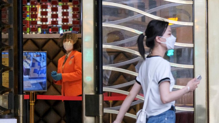 Gegara COVID-19, Semua Rumah Judi di Makau Tutup! FILE PHOTO: People walk in front of Casino Lisboa in Macau, China December 21, 2019. REUTERS/Jason Lee/File Photo