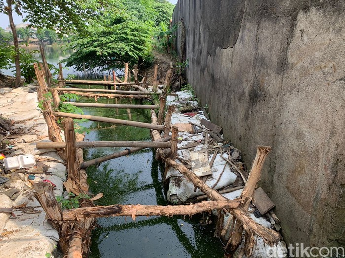 Got antibanjir di permukiman Gang Statistik, Jl Haji Dogol, Pondok Bambu, Duren Sawit, Jaktim, 11 Juli 2022. (Mulia Budi/detikcom)