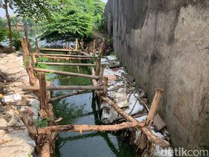 Masih Berupa Karung-Kayu, Got Antibanjir Permukiman Duren Sawit Tunggu Ini