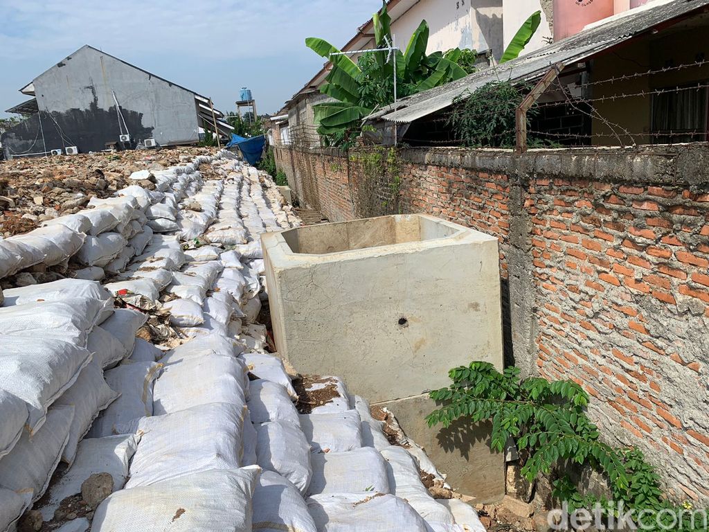 Got antibanjir di Pondok Bambu, Duren Sawit, Jaktim, 11 Juli 2022. (Mulia Budi/detikcom)