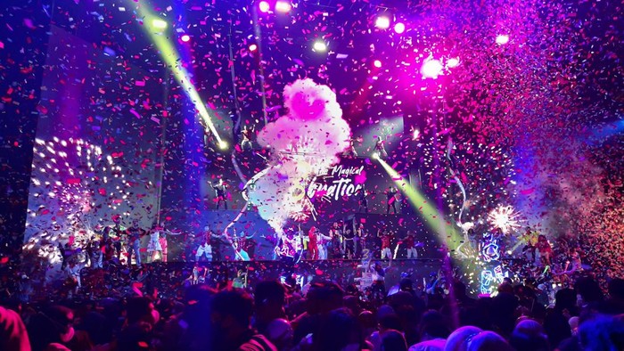 Pertunjukan spesial dalam rangka merayakan HUT ketiga Trans Studio Cibubur.