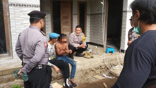I GS saat berhasil diamankan oleh Satpol PP dan juga personel dari Polsek Karangasem