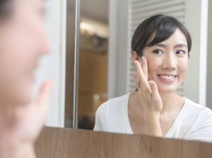 Primer atau Sunscreen Dulu? Ini Urutan yang Benar Sebelum Make-Up
