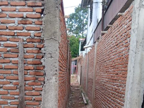 Jalan yang disediakan untuk warga melintasi tembok