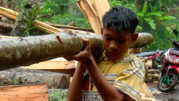 Sosok Pajar, bocah tukang kayu yang kini sudah mempunyai rumah baru.