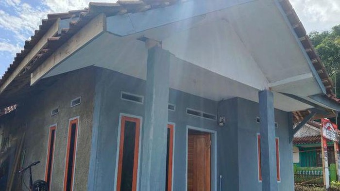 Tak hanya mendapatkan HP baru dan baju Lebaran, kini Pajar juga mendapatkan rumah baru. Sebelumnya, rumah Pajar hanya berbilik bambu.