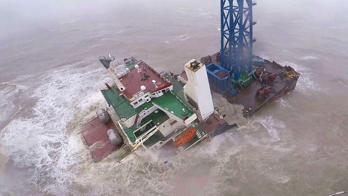 Kapal Tenggelam di Hong Kong