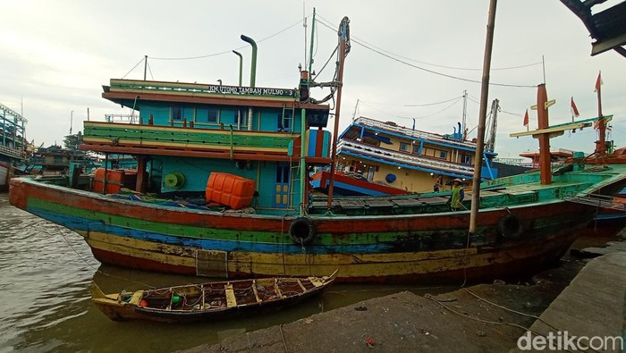 Kapal nelayan di sepanjang Sungai Silugonggo, Kecamatan Juwana, Kabupaten Pati, Senin (11/7/2022).