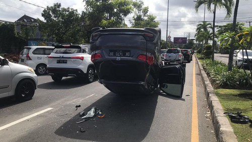 Kecelakaan hingga menyebabkan mobil terbalik di Jalan Sunset Road, tepatnya di depan Hotel Fame, Kecamatan Kuta, Kabupaten Badung, Bali, Senin (11/7/2022).
