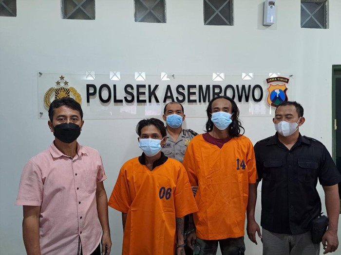 Kedua pelaku usai ditangkap Polsek Asemrowo