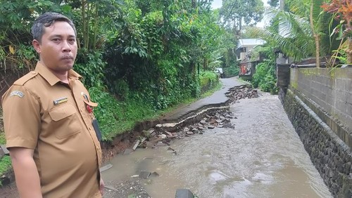 Kelian Dinas Banjar Keraman Desa Abiansemal, Ida Bagus Putu Widyantara saat meninjau senderan yang jebol akibat hujan deras, Senin (12/7/2022).