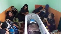 Keluarga memperhatikan Brigadir Yoshua yang sudah terbujur kaku di dalam peti jenazah (foto: istimewa)