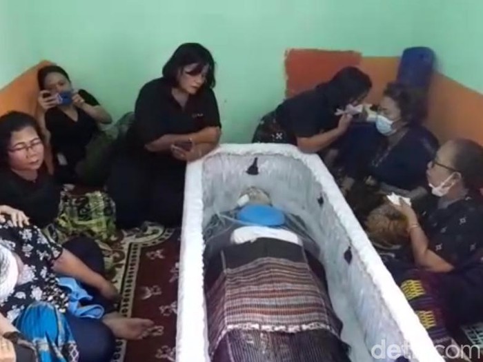Keluarga mengelilingi jenazah Brigadir Yosua yang ditembak rekannya sendiri.