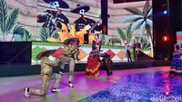 Parade menampilkan empat tema besar. Selain keluarga kerajaan, hadir juga para penyanyi dan penari ala Meksiko.